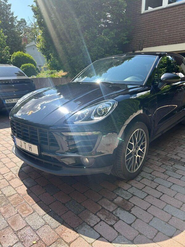 Svart Begagnad 2018 Porsche Macan SUV | 385 000 kr - Bild 1/4