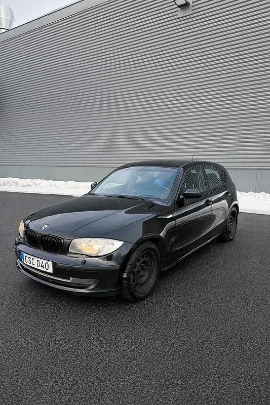 Begagnad BMW 118 Advantage 143 HK (105 kW) 2008 Svart Halvkombi