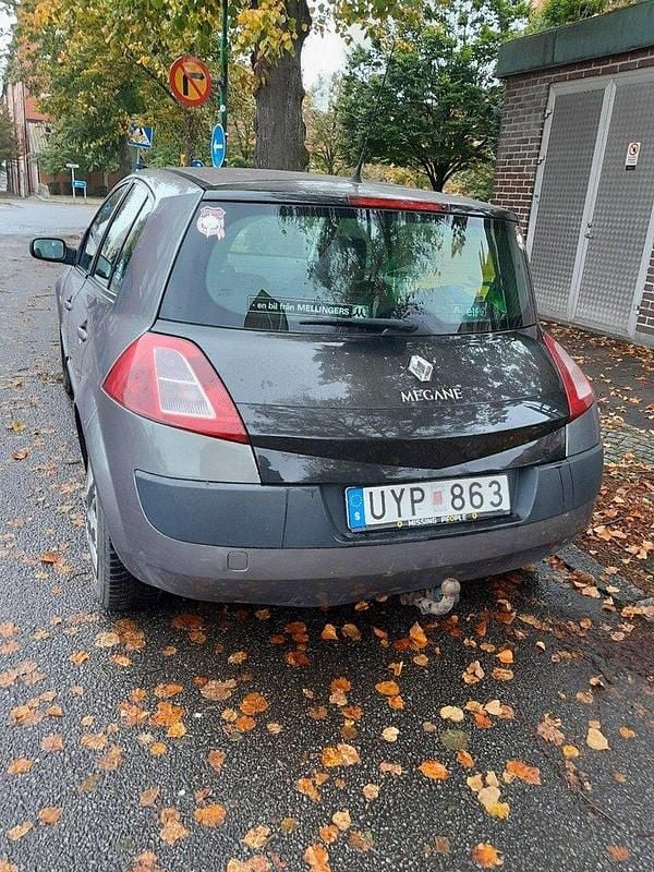 Grå Begagnad 2004 Renault Mégane II Halvkombi | 15 000 kr (Lite dyr) - Bild 1/4