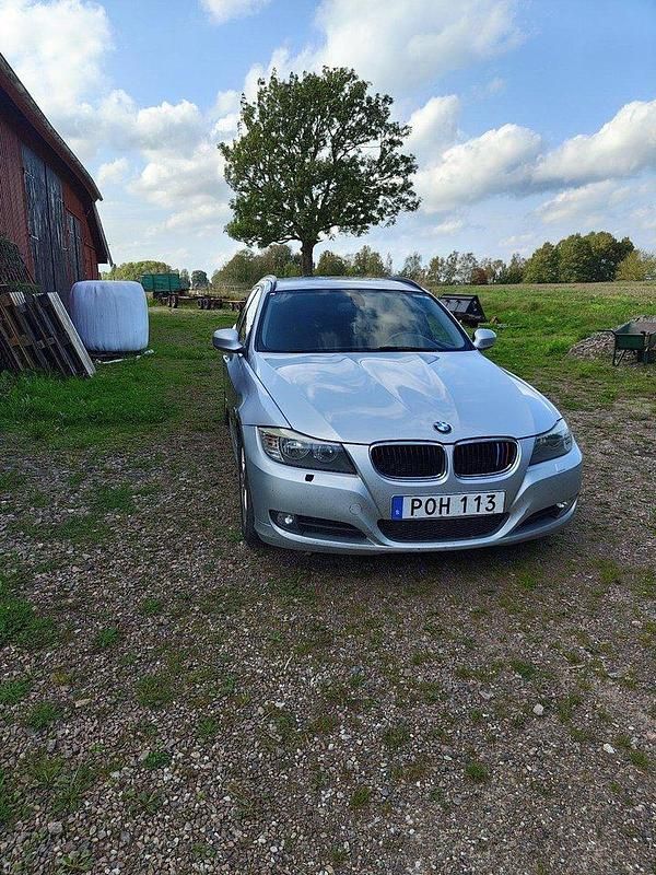 Grå Begagnad 2011 BMW 320 Comfort Edition Kombi | 83 999 kr (Marknadspris) - Bild 1/4