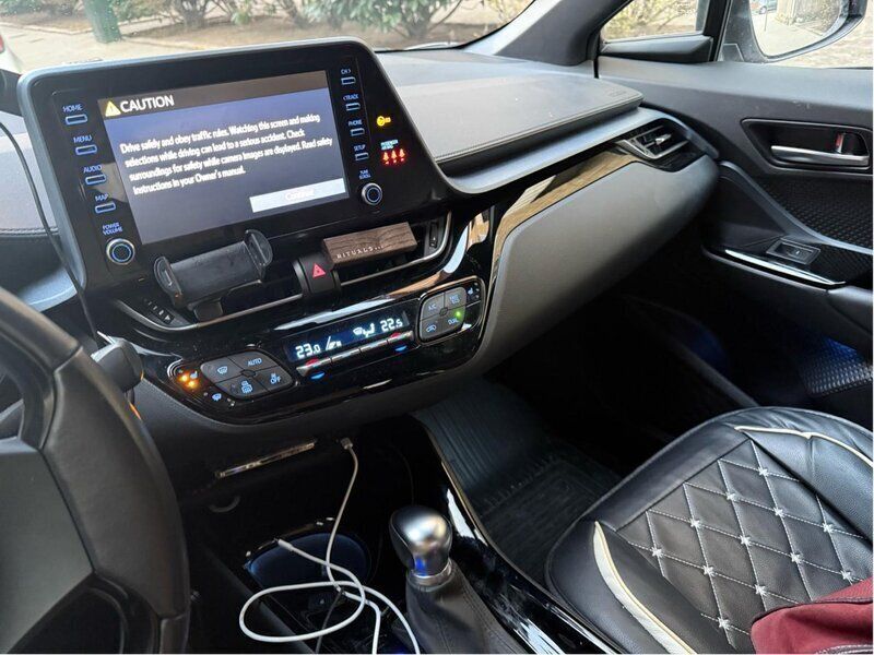 Grå Begagnad 2021 Toyota C-HR Edition SUV | 258 000 kr (Marknadspris) - Bild 1/4