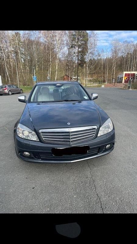 Grå Begagnad 2009 Mercedes C200 Sedan | 29 000 kr (Superpris) - Bild 1/4