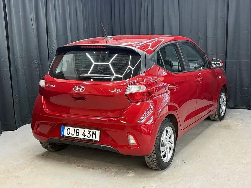 Begagnad Hyundai i10 Essential 67 HK (49 kW) 2023 Röd Halvkombi