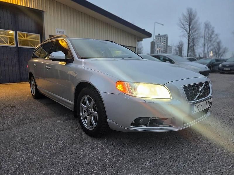 Begagnad Volvo V70 Momentum 185 HK (136 kW) 2008 Ljusgrå Kombi