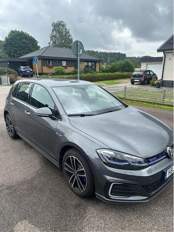 Grå Begagnad 2020 VW Golf VII GTE Halvkombi | 219 000 kr (Marknadspris) - Bild 1/4