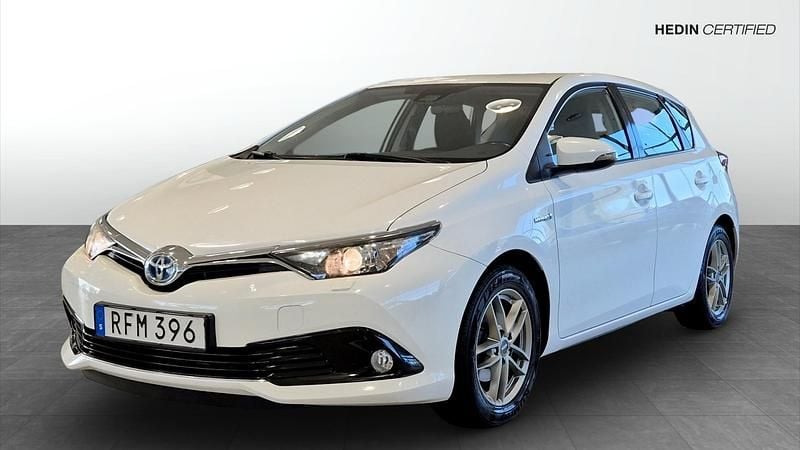 Vit (white) Begagnad 2018 Toyota Auris Hybrid Halvkombi | 159 900 kr (Marknadspris) - Bild 1/4