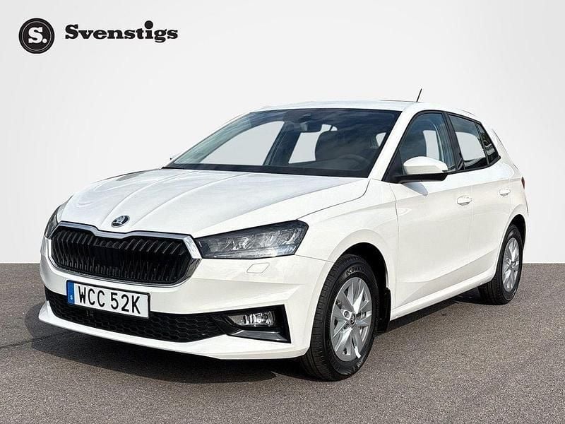 Vit (candy white) Ny 2025 Skoda Fabia Selection Halvkombi | 239 900 kr (Bra pris) - Bild 1/4