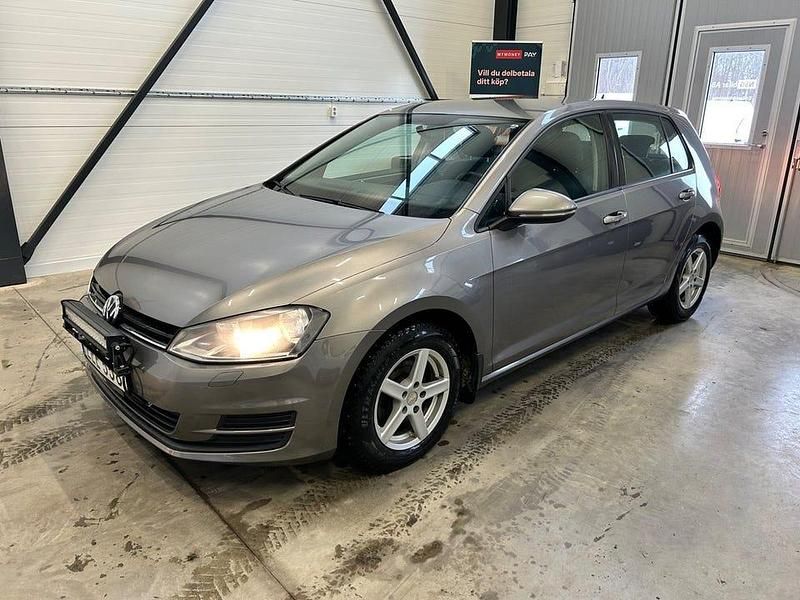 Grå Begagnad 2014 VW Golf VII | 99 800 kr (Marknadspris) - Bild 1/4
