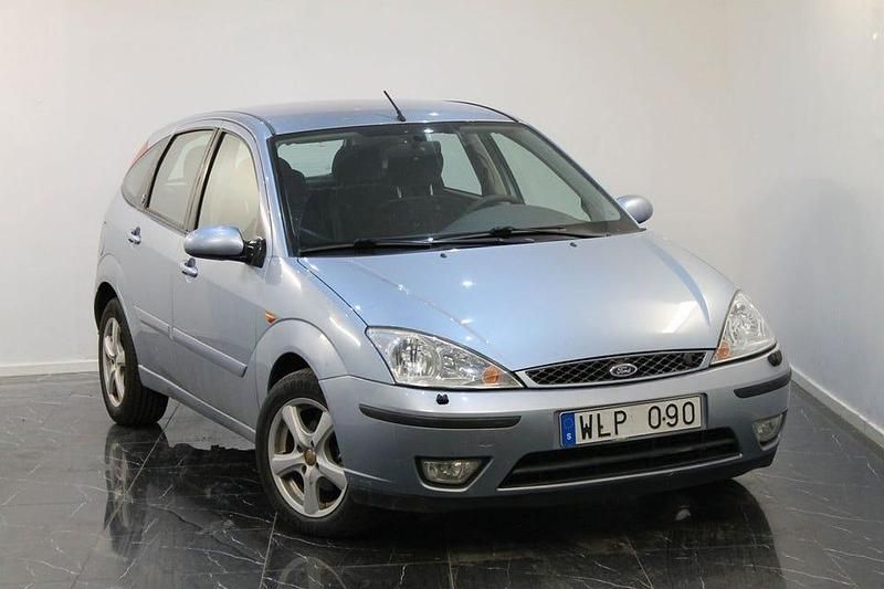 Ljusblå Begagnad 2004 Ford Focus Halvkombi | 24 900 kr (Marknadspris) - Bild 1/4