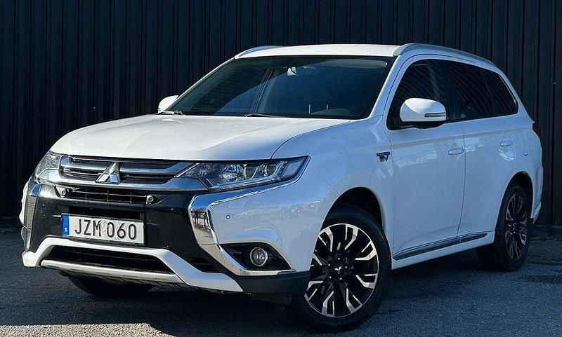 Vit Begagnad 2015 Mitsubishi Outlander P-HEV SUV | 144 900 kr (Marknadspris) - Bild 1/4