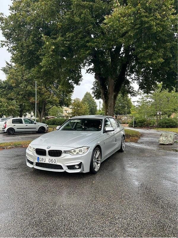 Silver Begagnad 2012 BMW 320 Sport Line Sedan | 106 000 kr (Marknadspris) - Bild 1/4