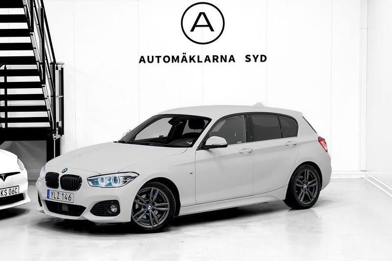Vit Begagnad 2017 BMW 120 M Sport Halvkombi | 149 900 kr (Marknadspris) - Bild 1/4