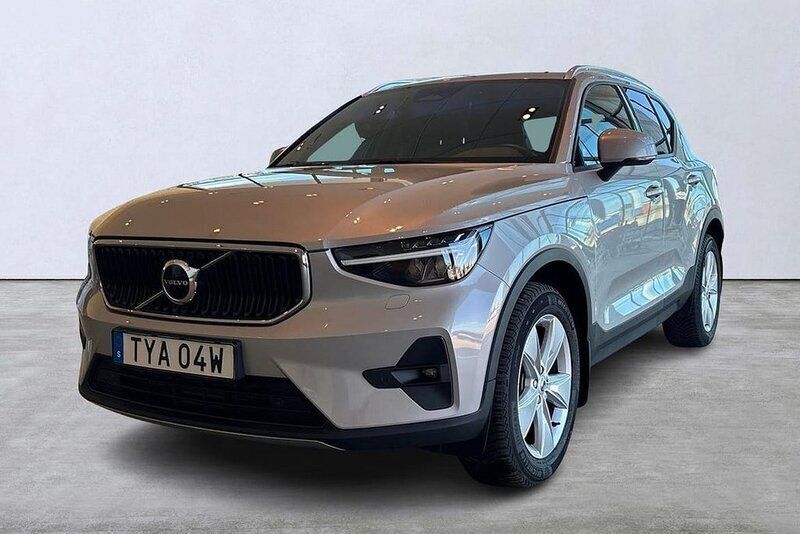 Silver Begagnad 2023 Volvo XC40 Core SUV | 359 900 kr (Marknadspris) - Bild 1/4