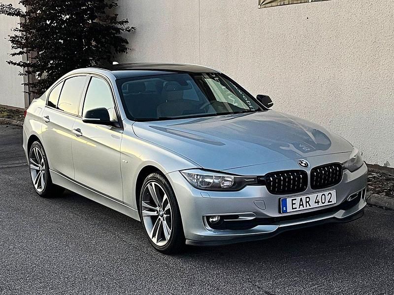 Silver (silvermet) Begagnad 2012 BMW 320 Sedan | 98 900 kr (Marknadspris) - Bild 1/4