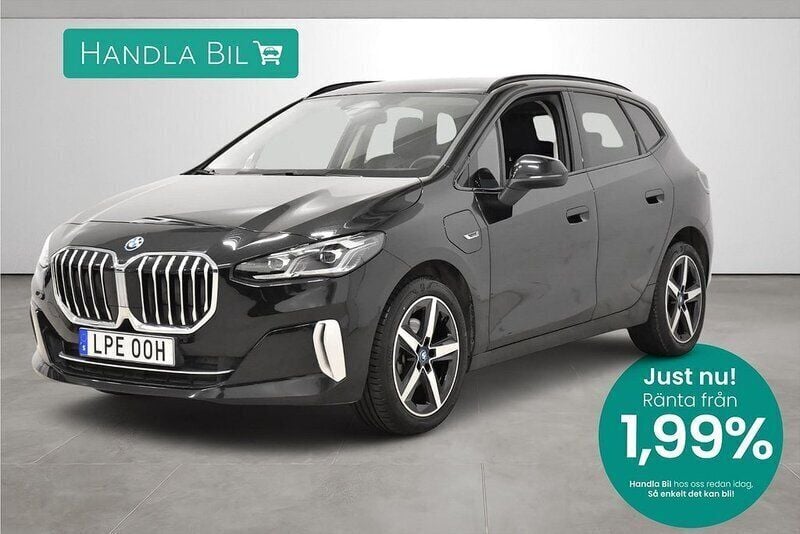 Svart Begagnad 2022 BMW 225 Active Tourer Luxury Line Minibuss | 339 900 kr (Marknadspris) - Bild 1/4