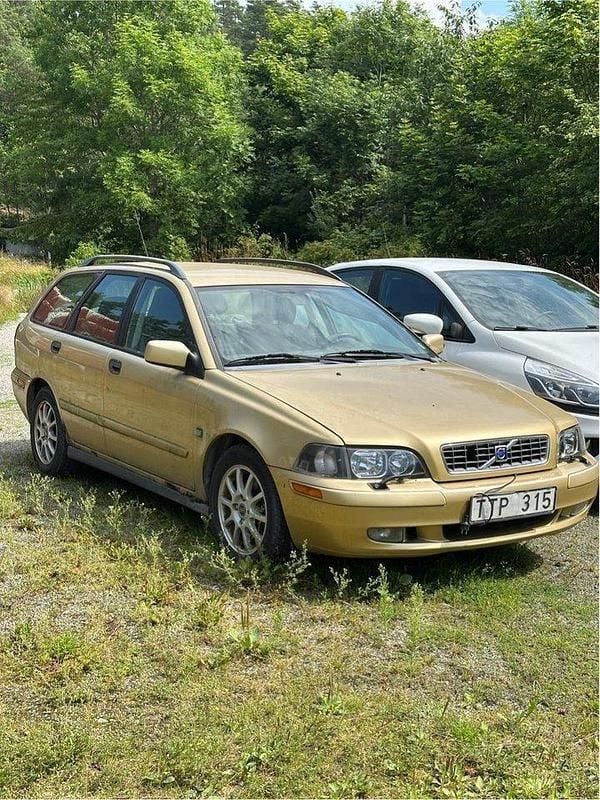 Gul Begagnad 2003 Volvo V40 Kombi | 15 000 kr (Bra pris) - Bild 1/4