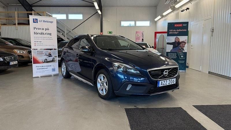 Blå (blå metallic) Begagnad 2014 Volvo V40 CC Kombi | 109 900 kr (Marknadspris) - Bild 1/4