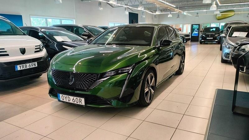 Grön Begagnad 2024 Peugeot 308 GT Halvkombi | 249 900 kr (Bra pris) - Bild 1/4