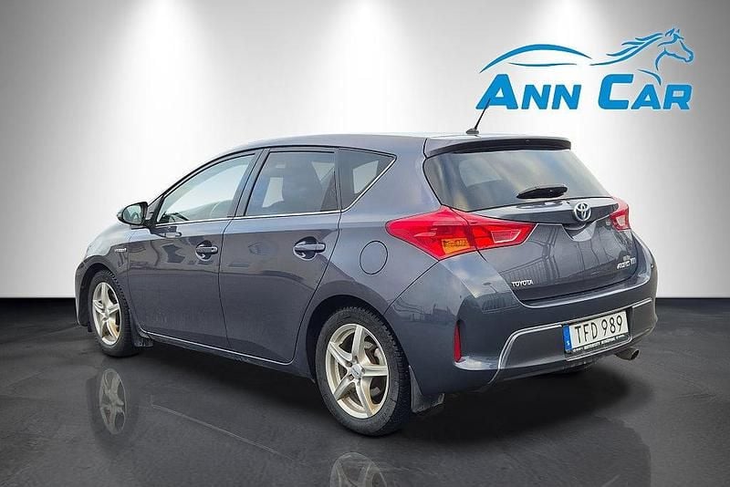 Begagnad Toyota Auris Hybrid 136 HK (100 kW) 2014 Mörkblå Halvkombi