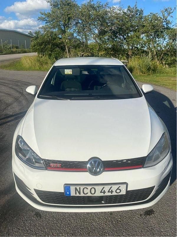 Vit Begagnad 2015 VW Golf VII GTI Halvkombi | 130 000 kr (Bra pris) - Bild 1/4