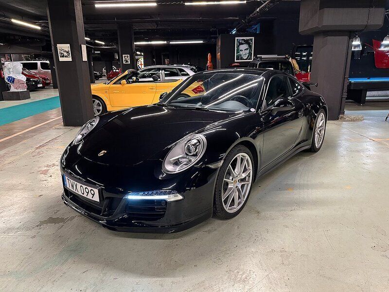 Svart (jet black metallic) Begagnad 2015 Porsche 911 Carrera 4 Sport Sportkupé | 995 000 kr - Bild 1/4