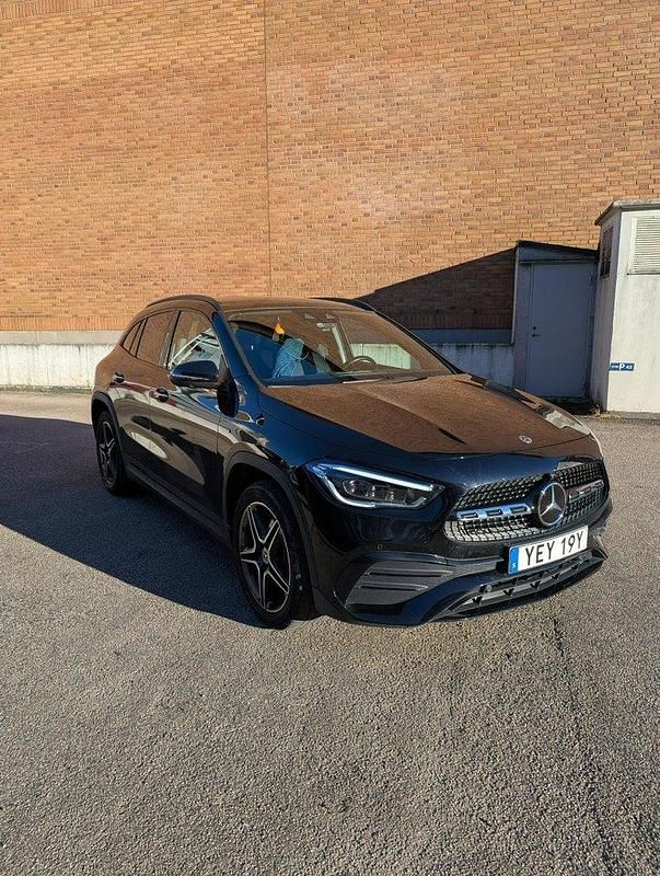 Svart Begagnad 2021 Mercedes GLA250 AMG SUV | 365 000 kr (Marknadspris) - Bild 1/4