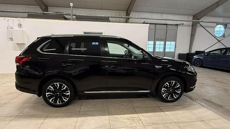 Begagnad Mitsubishi Outlander 203 HK (149 kW) 2017 Svart SUV