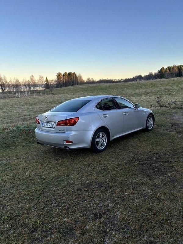 Silver Begagnad 2008 Lexus IS250 Sedan | 35 000 kr (Superpris) - Bild 1/3