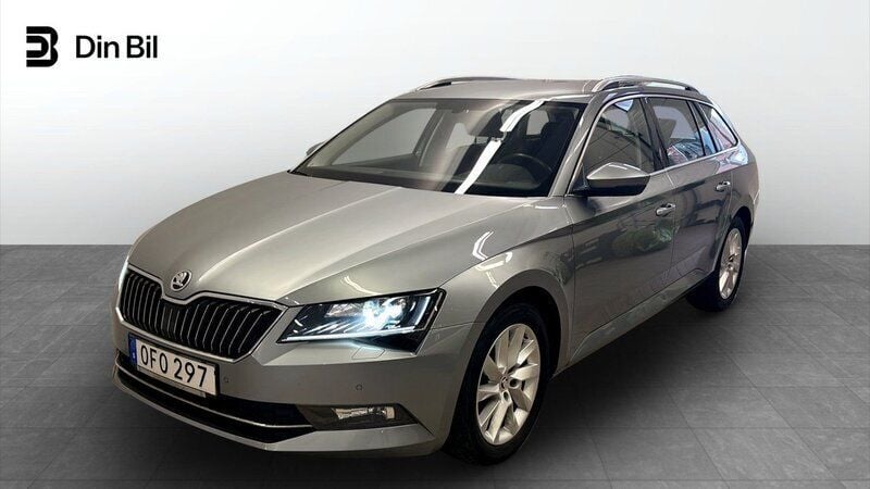 Grå Begagnad 2016 Skoda Superb Style Kombi | 189 900 kr - Bild 1/4