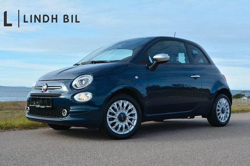 Blå (blu dipinto di blu metallic) Begagnad 2023 Fiat 500 Dolcevita Halvkombi | 154 900 kr (Marknadspris) - Bild 1/4