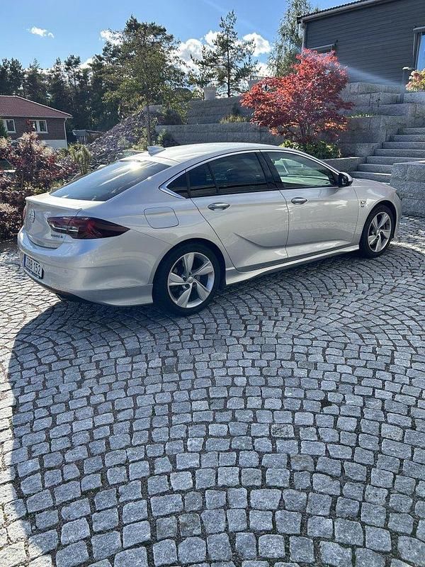 Grå Begagnad 2018 Opel Insignia Business Halvkombi | 219 000 kr (Lite dyr) - Bild 1/4