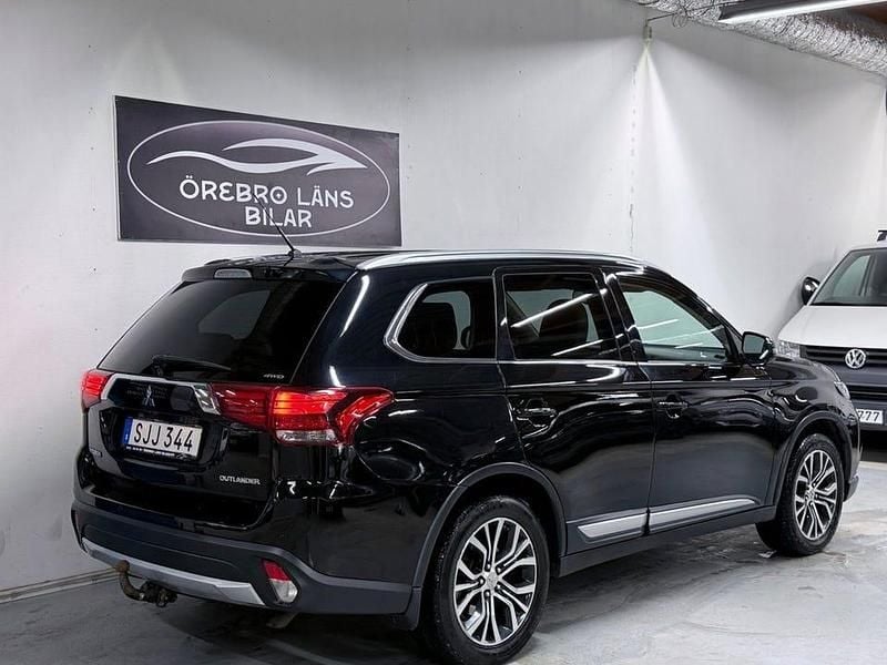 Begagnad Mitsubishi Outlander 150 HK (110 kW) 2016 Svart SUV