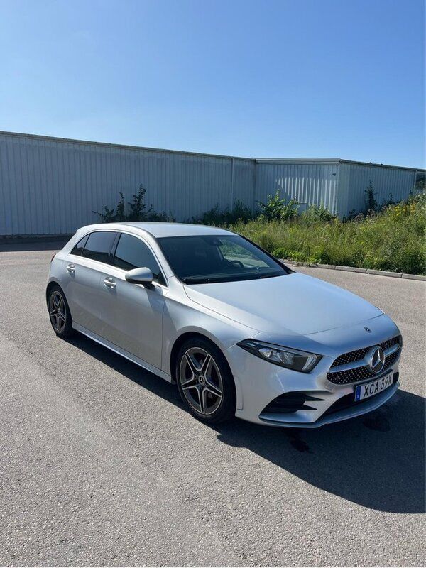 Silver Begagnad 2021 Mercedes A180 AMG Halvkombi | 234 900 kr (Bra pris) - Bild 1/4