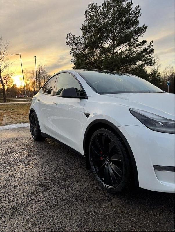 Vit Begagnad 2022 Tesla Model Y Performance SUV | 395 000 kr - Bild 1/4