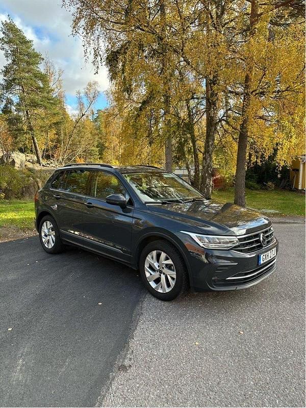 Grå Begagnad 2021 VW Tiguan SUV | 259 900 kr (Marknadspris) - Bild 1/4