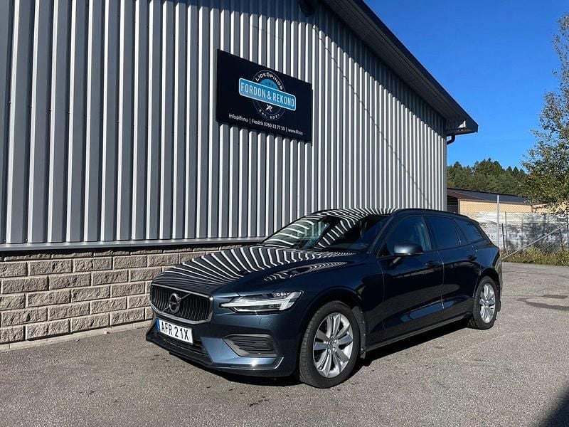 Mörkblå (blåmetallic) Begagnad 2019 Volvo V60 Momentum Kombi | 229 900 kr (Lite dyr) - Bild 1/4