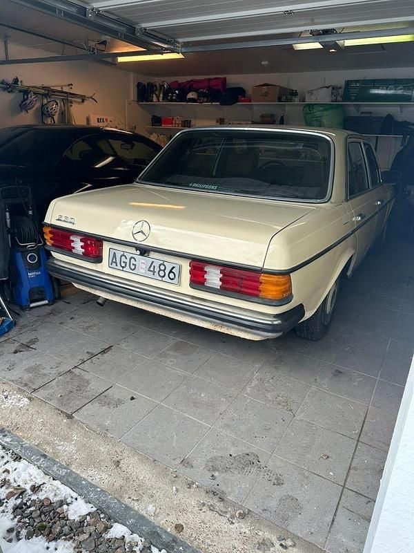 Begagnad Mercedes 230 109 HK (80 kW) 1979