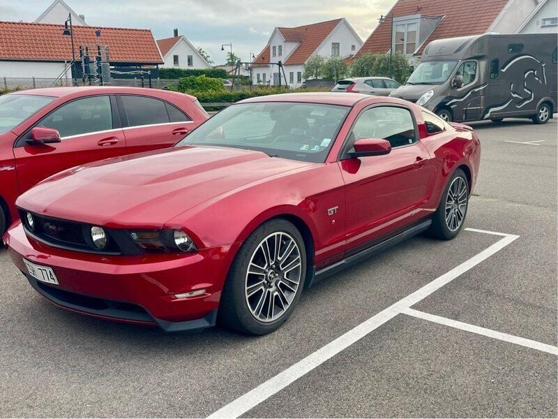 Röd Begagnad 2010 Ford Mustang GT Sportkupé | 265 000 kr (Dyr) - Bild 1/4