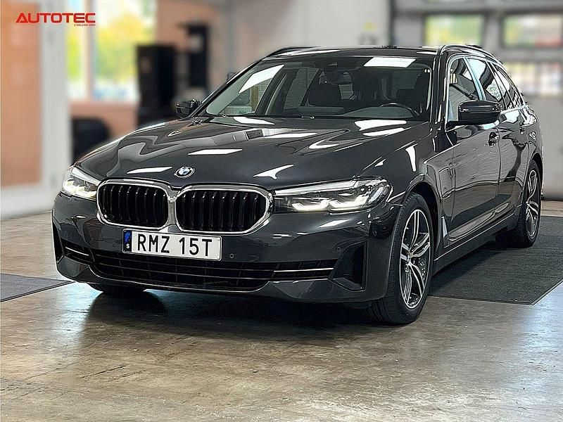 Grå Begagnad 2021 BMW 530e Kombi | 289 500 kr (Marknadspris) - Bild 1/4