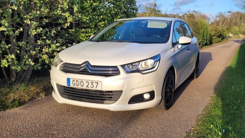 Vit Begagnad 2015 Citroën C4 PureTech Halvkombi | 79 000 kr (Marknadspris) - Bild 1/4