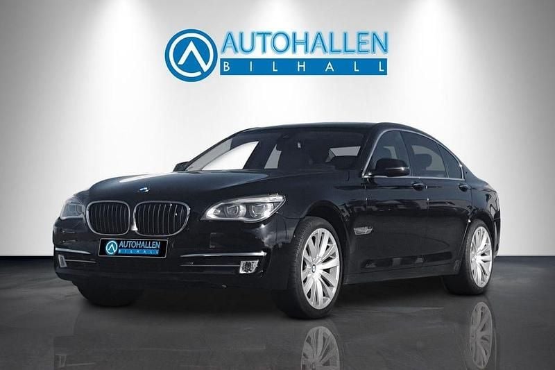 Svart Begagnad 2013 BMW 740 Sedan | 219 200 kr - Bild 1/4