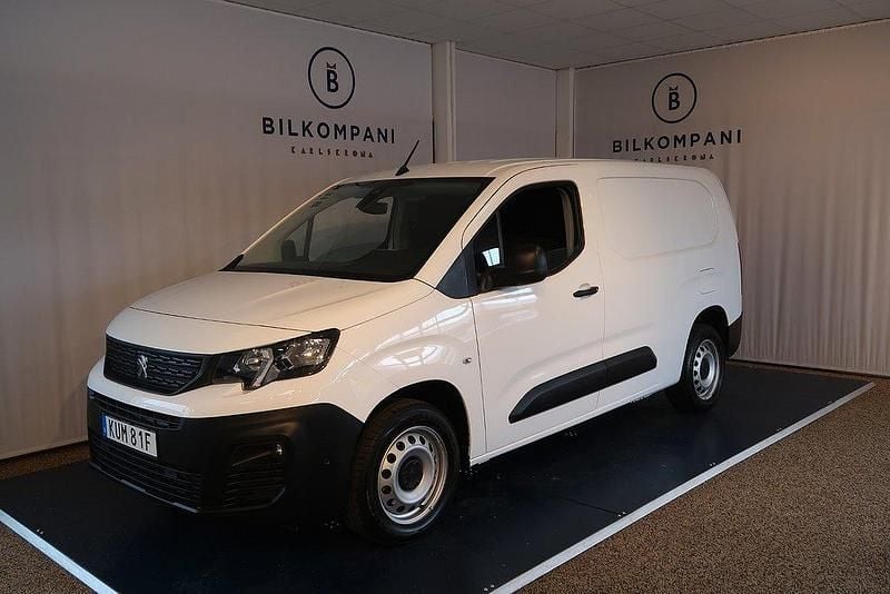 Vit (grå) Begagnad 2021 Peugeot Partner Minibuss | 169 800 kr (Lite dyr) - Bild 1/4