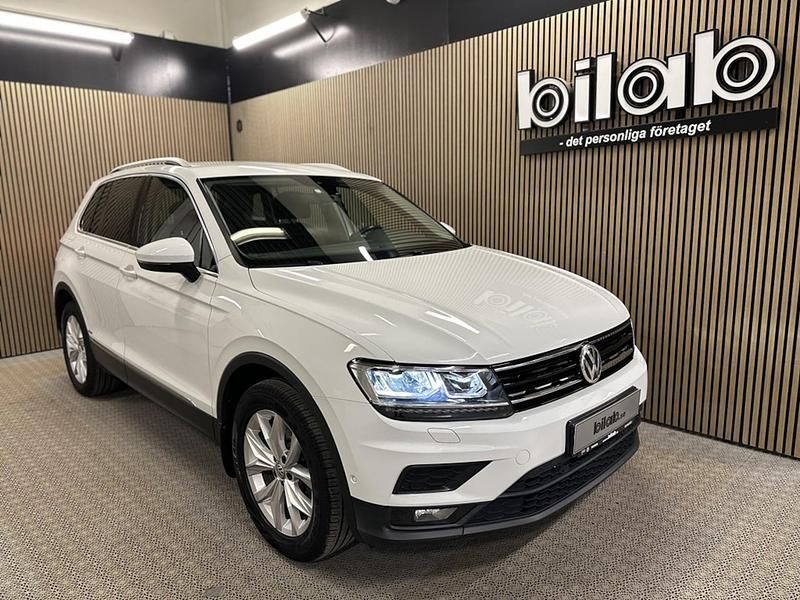 Vit (pure white) Begagnad 2019 VW Tiguan Comfortline SUV | 259 000 kr (Marknadspris) - Bild 1/4
