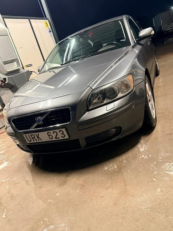 Mörkgrå Begagnad 2004 Volvo S40 Sedan | 28 880 kr (Marknadspris) - Bild 1/4