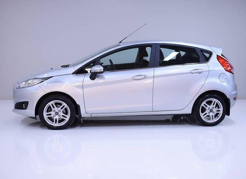 Silvermetallic Begagnad 2015 Ford Fiesta Titanium Halvkombi | 89 900 kr (Lite dyr) - Bild 1/4