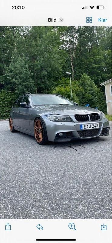 Grå Begagnad 2010 BMW 335 Comfort Edition Kombi | 165 000 kr (Marknadspris) - Bild 1/4