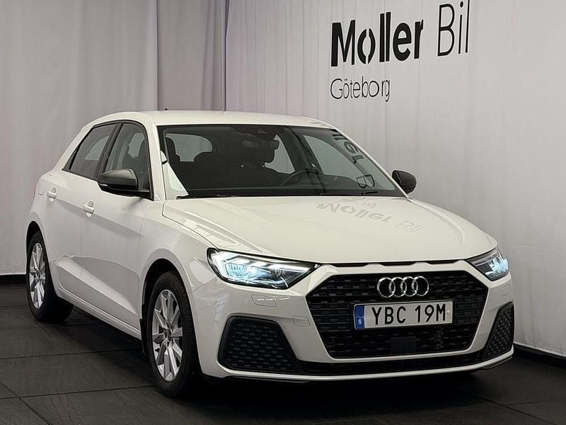 Cortinavit Begagnad 2022 Audi A1 Sportback Proline Halvkombi | 228 900 kr (Marknadspris) - Bild 1/4