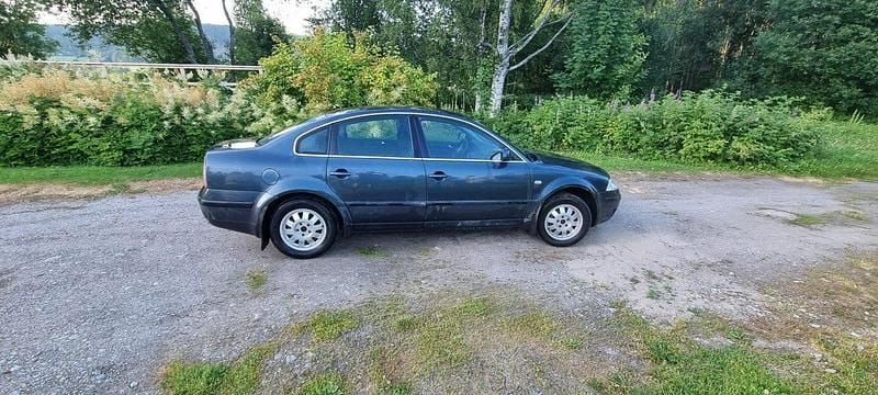 Grå Begagnad 2004 VW Passat Trendline Sedan | 4 500 kr (Bra pris) - Bild 1/2
