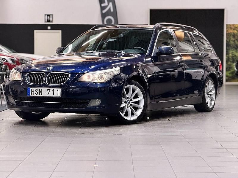 Blå Begagnad 2008 BMW 530 Kombi | 69 900 kr (Marknadspris) - Bild 1/4