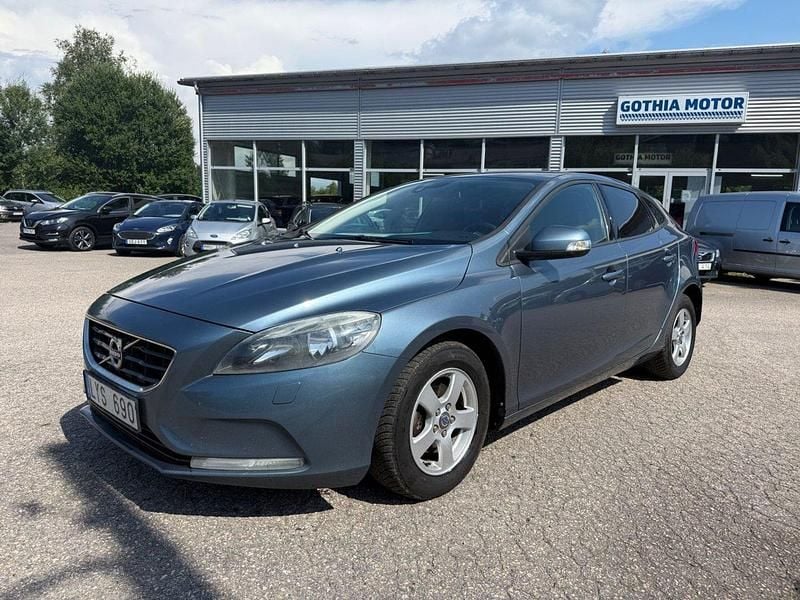 Blå Begagnad 2013 Volvo V40 Kinetic Kombi | 69 900 kr (Marknadspris) - Bild 1/4